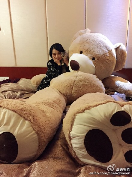 陈乔恩收巨熊玩偶礼物 乔任梁怕女神孤单