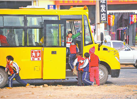 中午放学后，孩子们陆续登上大鼻子校车。记者调查发现，这些校车无使用许可、无核准标牌、无随车照管人员。