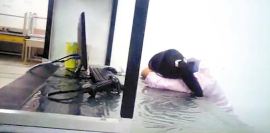 BBC卧底报道和硕大陆厂员工趴在桌子上休息是因为过劳。和硕董事长童子贤说，这是BBC“看图说故事”。 图片取自BBC网站