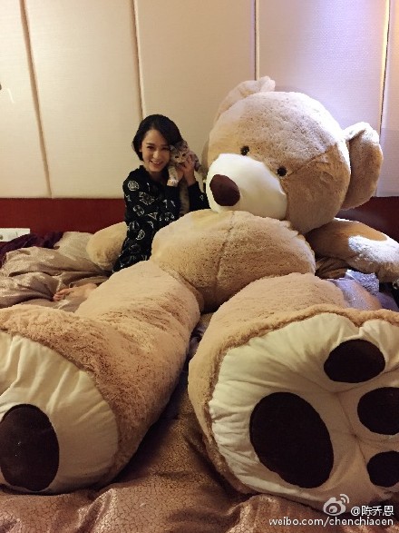 陈乔恩收巨熊玩偶礼物 乔任梁怕女神孤单