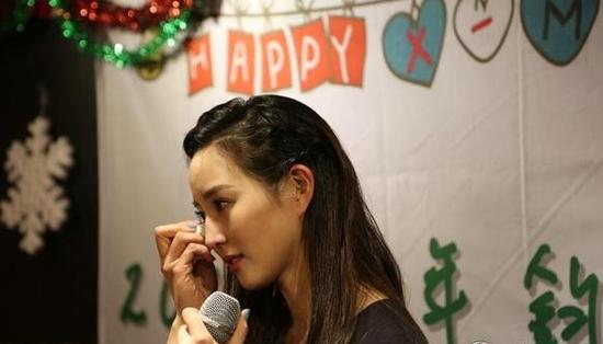 张钧甯庆祝出道10年 调侃范冰冰腿太开 