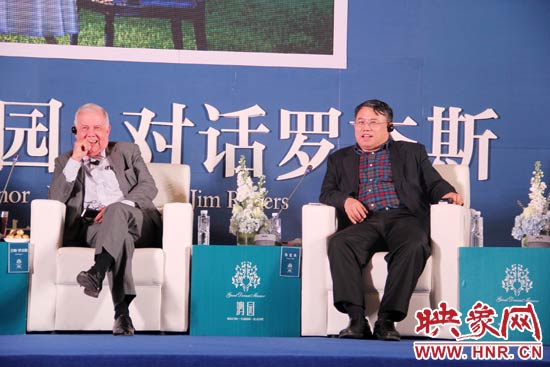 12月20日，河南省委宣傳部副部長、省新聞出版廣電局局長朱夏炎（右）與羅杰斯展開對話。