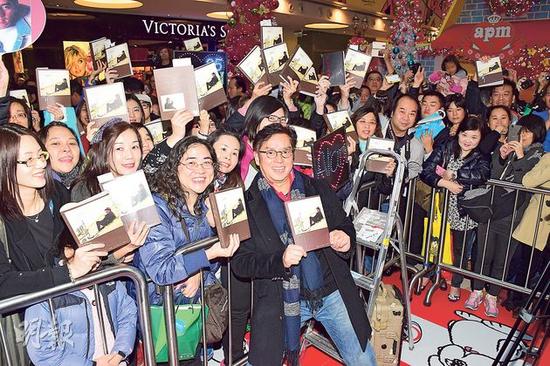 谭咏麟为300个粉丝签名.