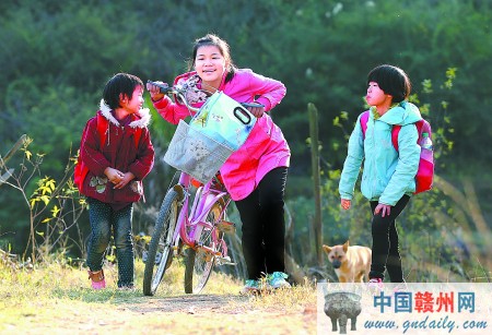 生活的艰辛并没有压倒她们,姐妹三人学会了用坚强乐观的态度去面对。