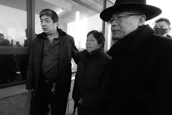 今天早上，代理律師(右)攙扶著聶樹斌的母親來到了山東高院 攝/法制晚報(bào)深度記者王南