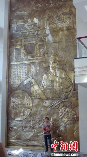 湖南省资兴市东江街道文昌村村民李志祥，自学6年，雕刻出高9米、宽4.5米的范辂铜板画。 张毅 摄