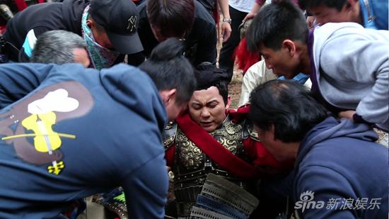 《武媚娘》曝幕后花絮 范冰冰遭木棍砸