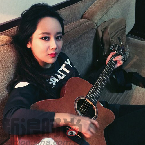 杨紫迎来叛逆期? 浓妆艳抹变身朋克少女