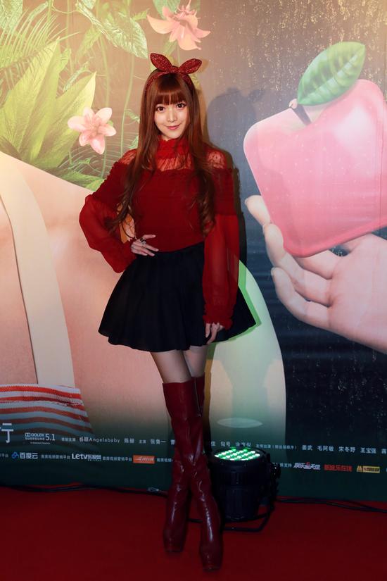ak叶子淇助阵首映兔女郎装扮惹火抢眼