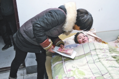 郑州<em>19岁</em>满头<em>白发</em>女大学生照顾植物人妈妈引