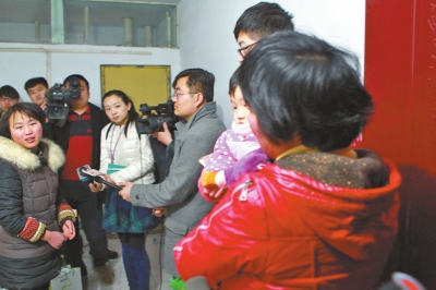 郑州<em>19岁</em>满头<em>白发</em>女大学生照顾植物人妈妈引