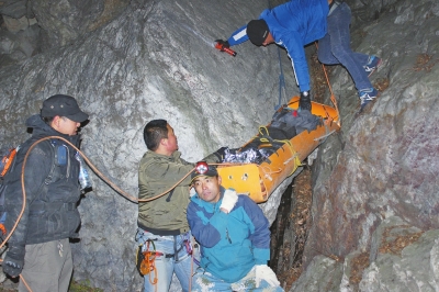 夜里山路崎岖难行,救援队抬着伤员只能一点点往下挪。