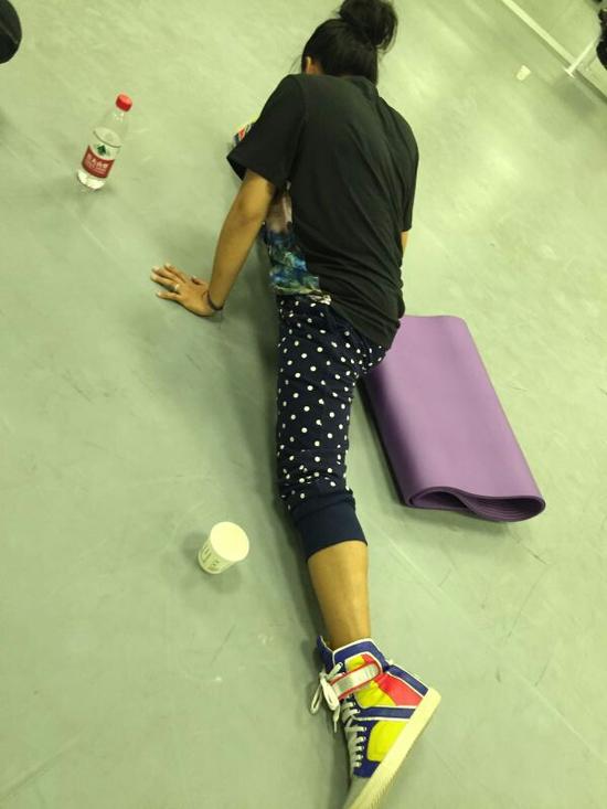 何洁不顾剖腹产伤口 排舞大劈叉拼到不行|何洁