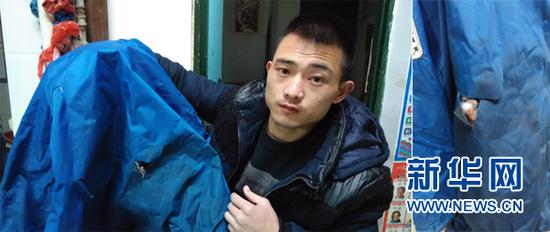 受害人吕远红向记者展示被他一直保存在家中的血衣。