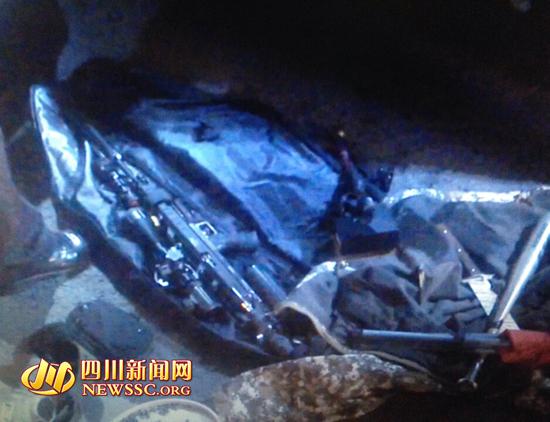 警方在无牌宝马车里发现仿真BB<em>弹枪</em>