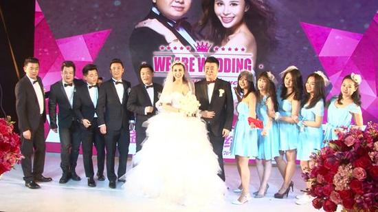 新浪娱乐讯 日前,演员张宁益与郑岩在北京完婚。两人酒店是欧式风格,婚礼的布置处处体现了郑岩的用心。婚礼在双方家人和几十位演艺界好友的见证下举行,现场张宁益与爱人郑岩幸福洋溢。身为歌手、演员的张宁益之前与奥运会乒乓球冠军马琳有一段感情纠葛。那段纠葛给张宁益内心带来很大伤害,使她曾表示不再相信爱情,也将不再选择婚姻。 可是真爱或者说命运使她再次步入婚姻殿堂。据悉,先生郑岩是在朋友聚会上与张宁益相识的,当时对张宁益一见钟情,之后便是一段辛苦而又甜蜜的爱情长跑。丘比特终究把爱情之箭射向甜蜜的二人,张宁益坚
