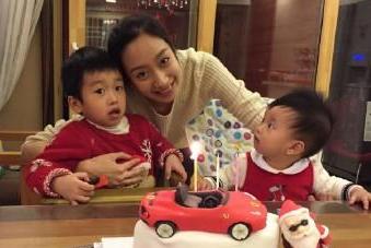 黄觉美艳妻子和一双儿女