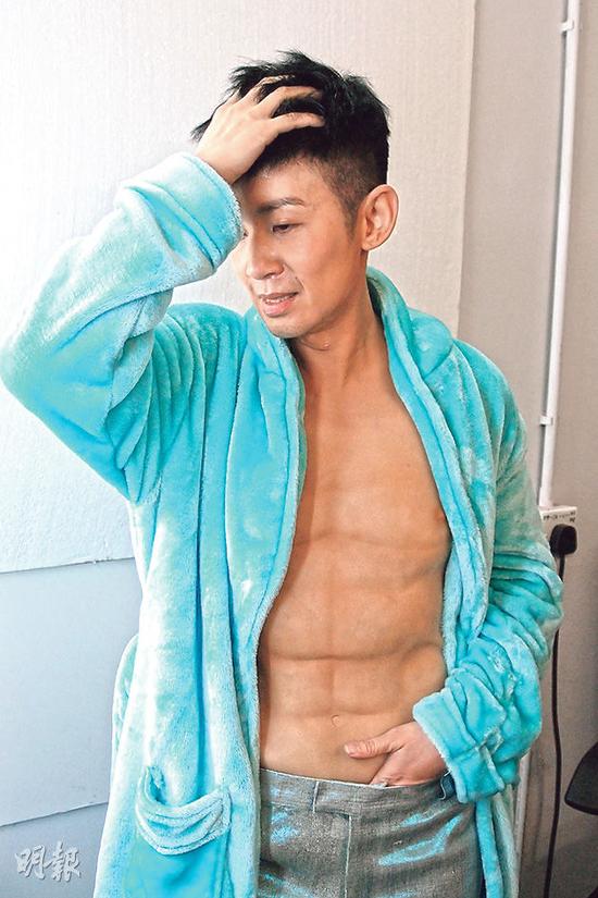 吴君如变肌肉型男 半裸露胸肌与男模合影
