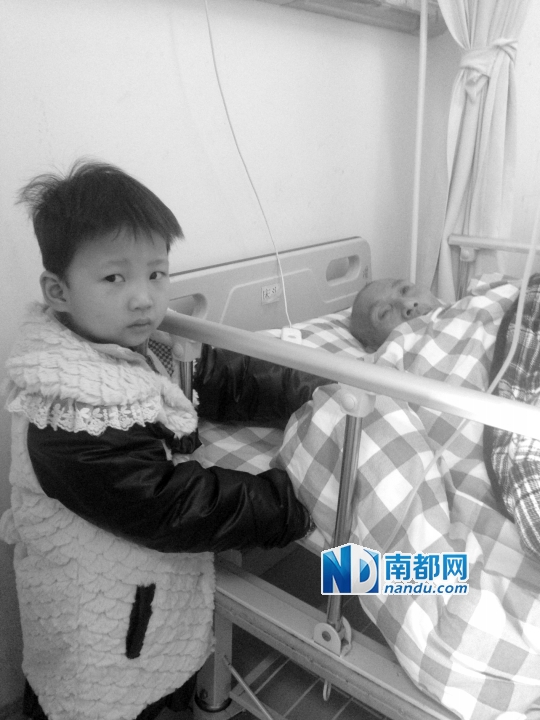 小丽萍与病床上的爷爷。南都记者 洪灵芝 摄