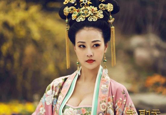 48岁周海媚低胸装太性感 惹摄影师流鼻血|周海媚|范冰冰|武则天_新浪娱乐_新浪网