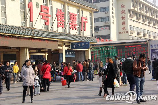 记者随机询问了十名旅客,他们都表示购买的是近期出行的车票。