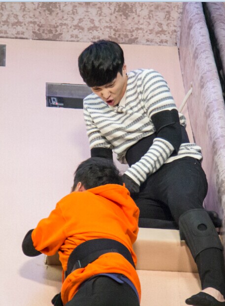 张艺兴疯狂麦咭带伤闯关 重温童年爱上E哥|张