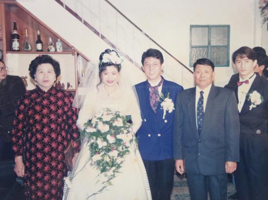 姜育恒妻子披露负债内幕 回首32年爱情路