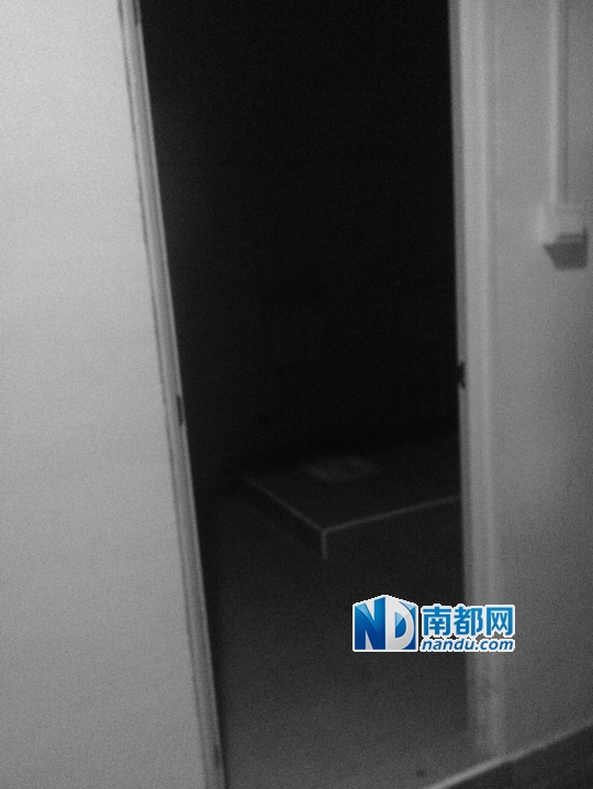 两名男童就是被幼儿园老师关进这个小黑屋的。