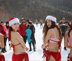 美女著圣誕泳裝雪地秀