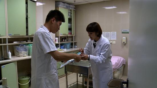 《因为是医生》张俪拜师学艺被赞专业