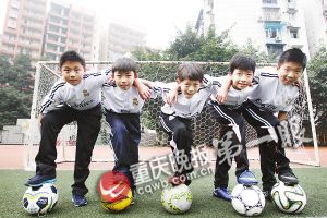 5小学生成立足球俱乐部 找漂亮女孩当足球宝贝