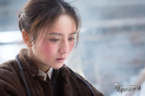 佟丽娅红脸蛋妆引领新潮流