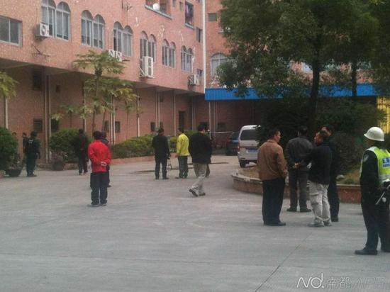 　　据悉，男子持刀将女工逼到三楼阳台与警方谈条件，随后被特警从四楼爬到三楼将其制服。南都记者 蓝信光 摄