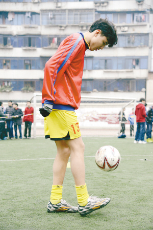 重庆中学生2个半小时颠球2万多次 破校园纪录