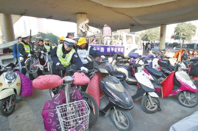 霸占斑马线上百辆非机动车被拖走 每车50元罚