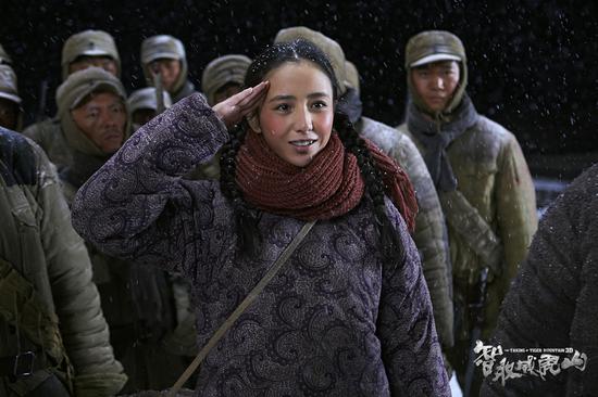 红脸蛋小白鸽敬礼英姿飒爽