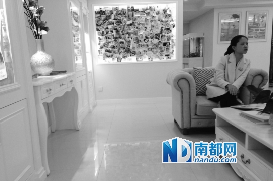 位于国贸商住大厦的爱心国际医疗机构,工作人员在介绍业务。背后的墙上贴满照片,包括去泰国做试管婴儿的成功案例。