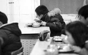 南京启动社会保护试点 困境未成年人吃住教育