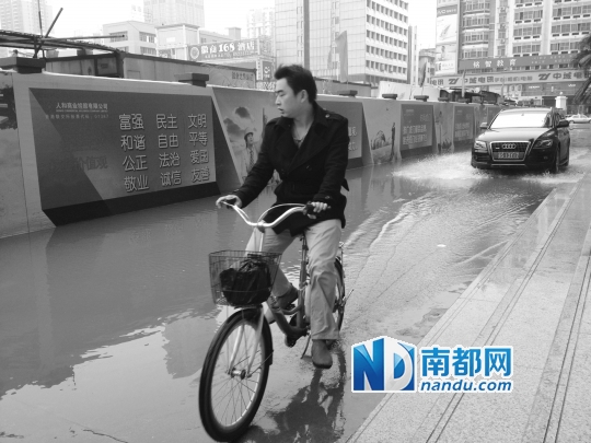 昨日上午,附近居民掀开下水道井盖,以加速排走污水。