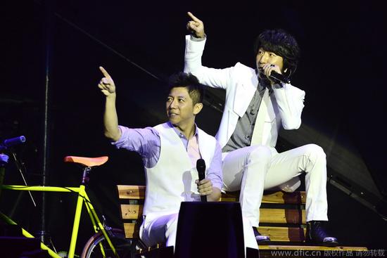 羽泉平安夜开唱神翻小苹果 海泉被公主抱