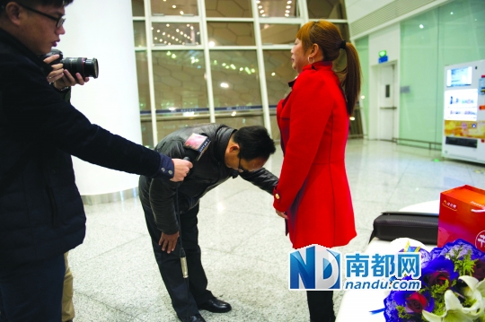 董先生向宋女士鞠了三个躬。