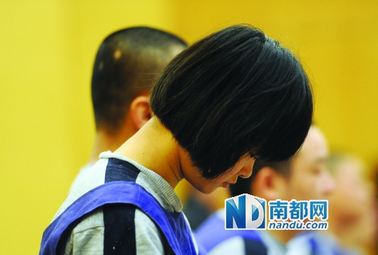 　　昨日上午，东莞市中级人民法院。买冰毒100多公斤被抓的6名嫌疑人过堂受审，其中包括一名年轻女子。南都记者 梁清 摄