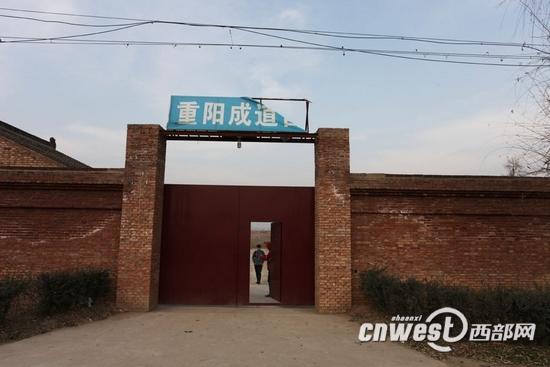当地政府曾计划对位于成道宫内的活死人墓进行开发,却没有太多的动作,这里依旧冷倩,甚至有些破败。
