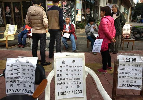 拥有多套房子的村民自发形成“村内部房屋中介”,每天搬着小板凳在村口等着放租。