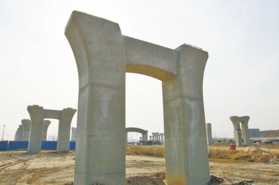 京广快速路南延工地上桥墩林立,但已停工数月。