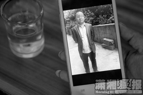 12月24日，暮云派出所附近，死者妻子手机中王庆的生前照片。