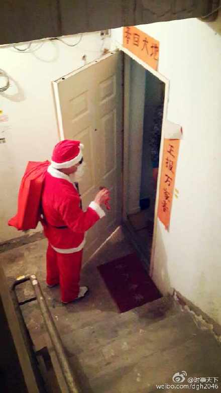 昨晚，市民杨先生专门翘班回家，装扮成圣诞老人给女儿送礼物。