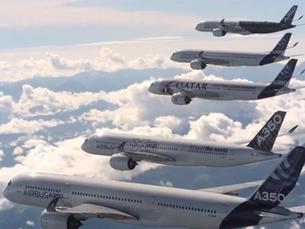 高清图:飞行员驾空客A350表演