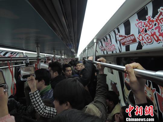 郑州地铁“爱情专列”吸引大量乘客前来体验，拥挤程度堪比春运。　韩章云　摄