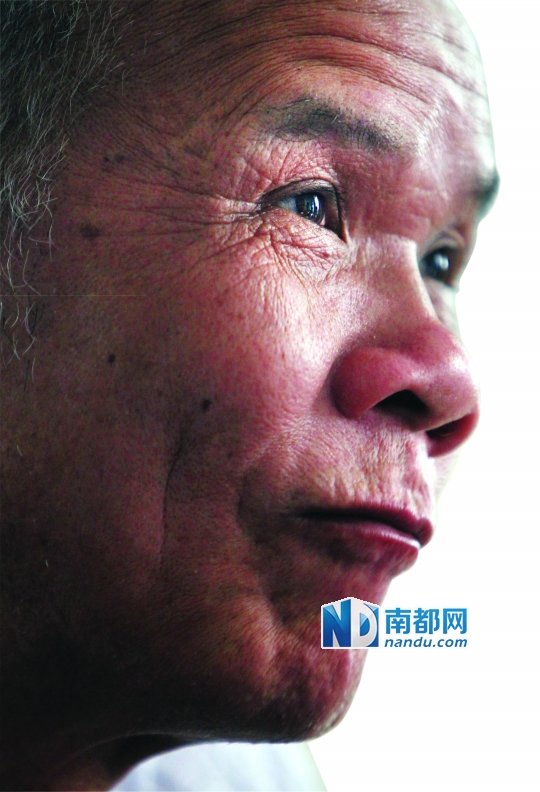 今年9月16日,无罪释放的徐辉在接受南都采访时百感交集。昨天,广东省高院赔偿办将《国家赔偿决定书》交给徐辉,并当面赔礼道歉。徐辉得到人身自由赔偿金、精神损害抚慰金共计1572631.67元。南都记者 陈坤荣 摄